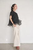 レースオーガンジーフリルトップス（BLACK）×ピンタックワイドパンツ（IVORY）